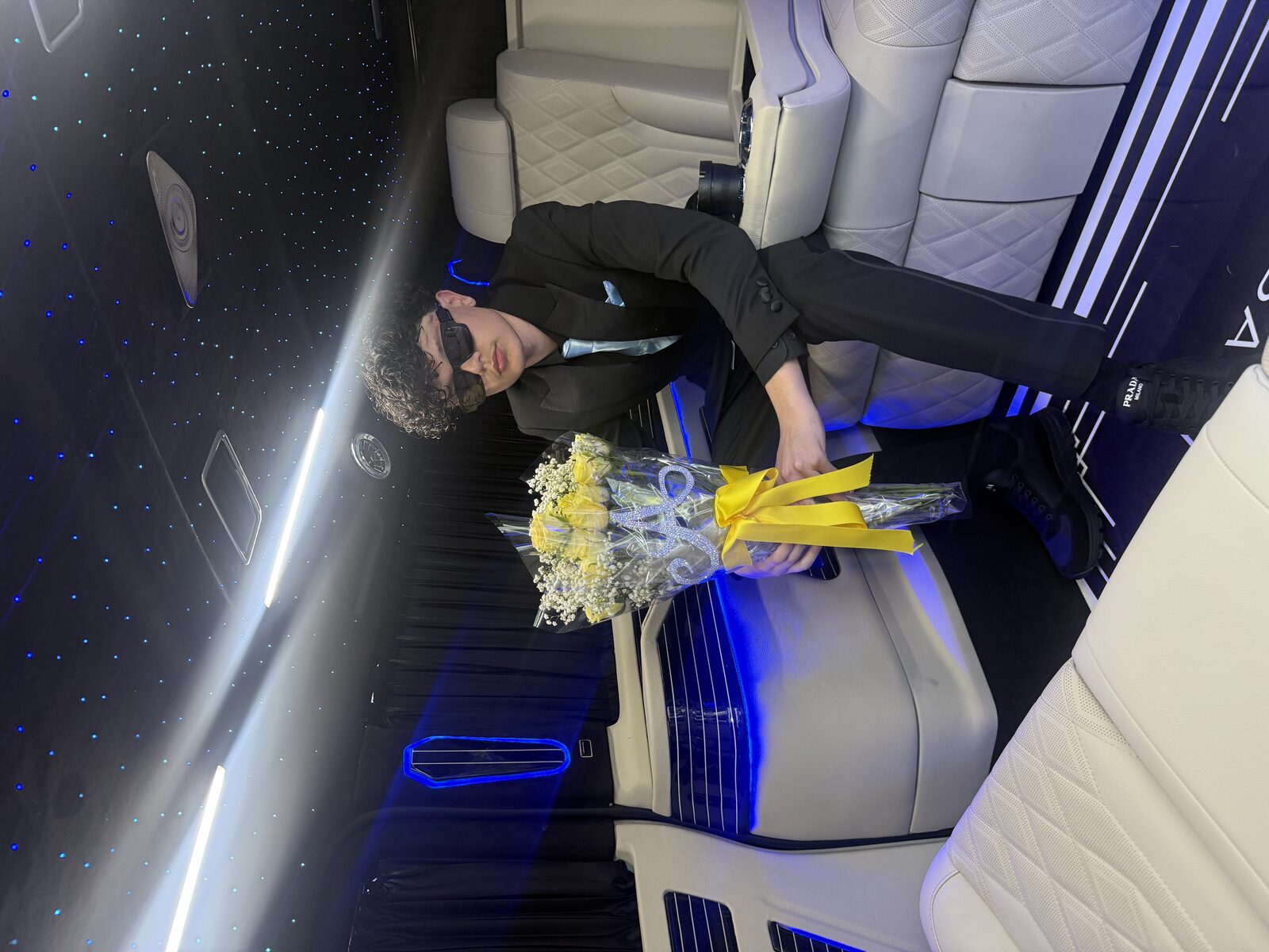 Guest with bouquet in the Maybach V-Class